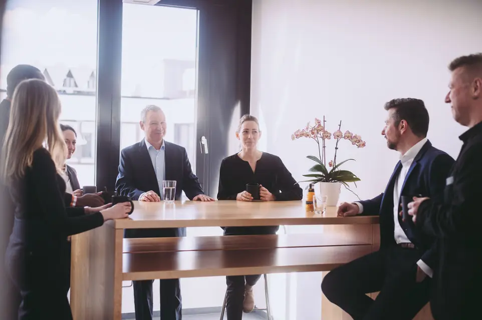 Team von Dr. Wallner Engineering GmbH beim gemeinsamen Austausch im Büro