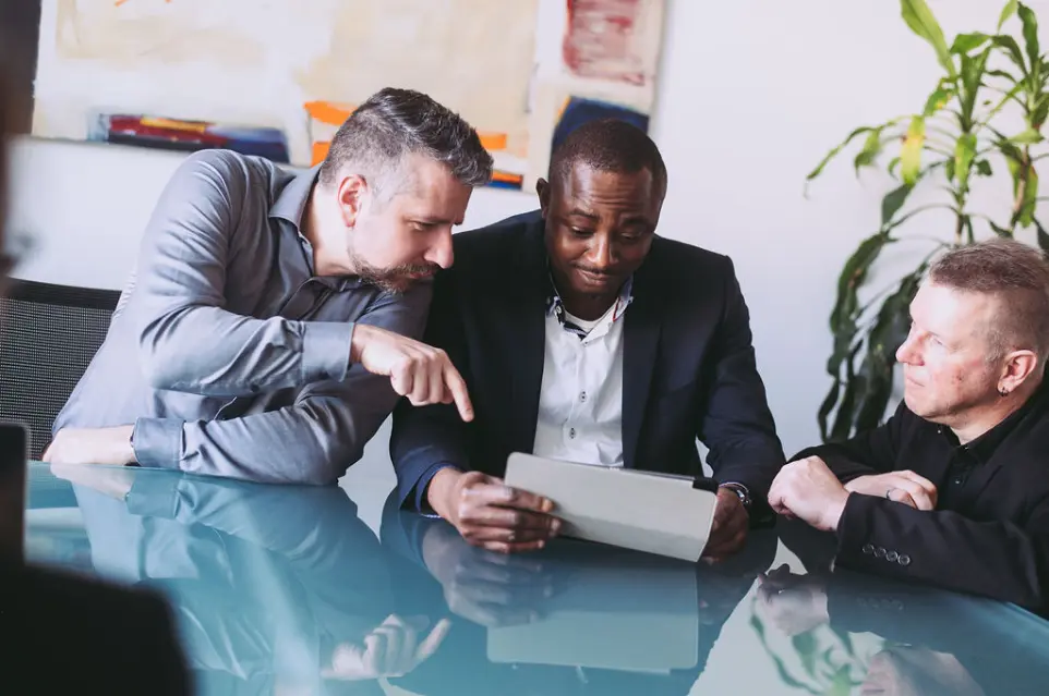 Kolleginnen und Kollegen von Dr. Wallner Engineering GmbH arbeiten gemeinsam an einem Projekt