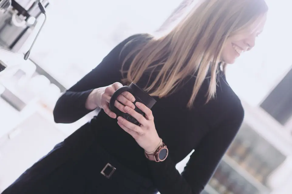 Team von Dr. Wallner Engineering GmbH beim gemeinsamen Austausch im Büro