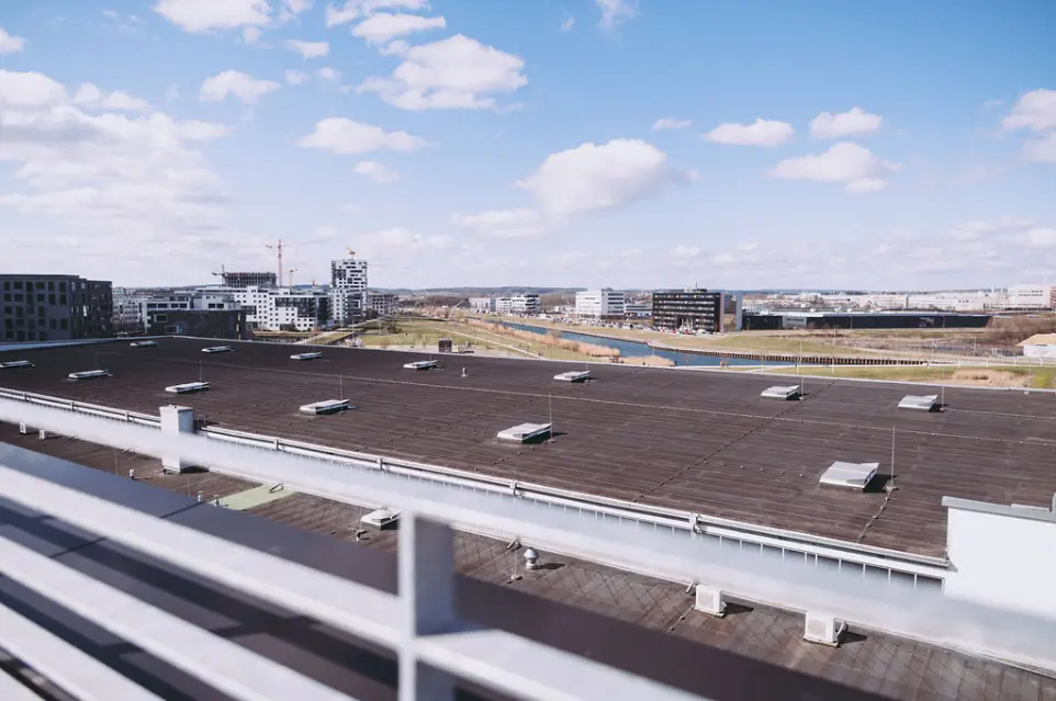 Arbeitsalltag bei Dr. Wallner Engineering GmbH – modernes Engineering zentral gelegen