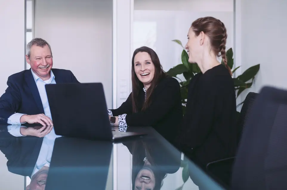 Kolleginnen und Kollegen von Dr. Wallner Engineering GmbH arbeiten gemeinsam an einem Projekt