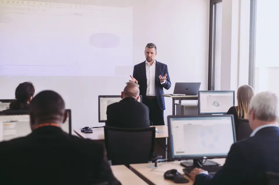 Mitarbeiterinnen und Mitarbeiter von Dr. Wallner Engineering GmbH präsentieren innovative Lösungen