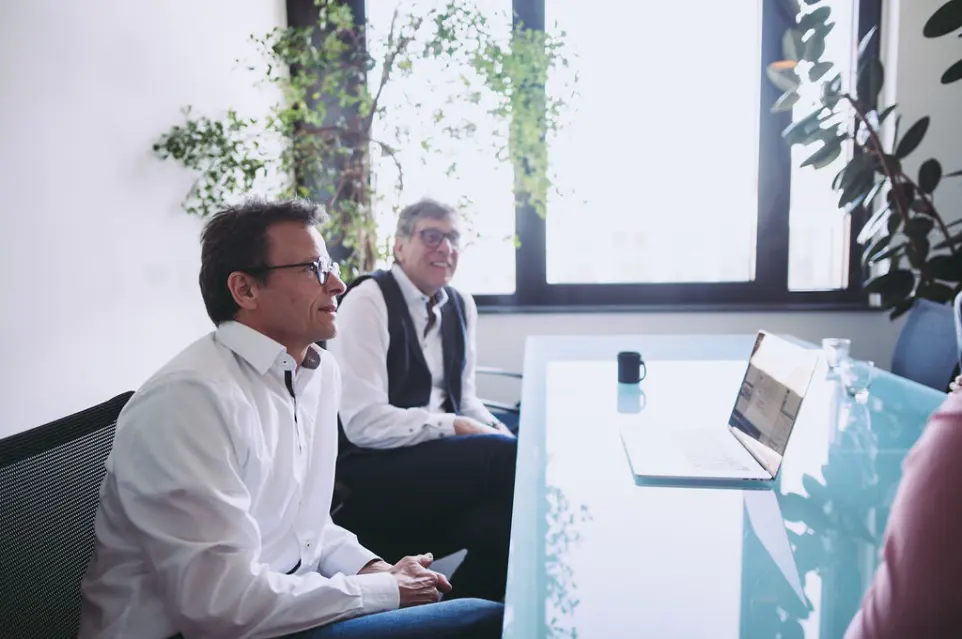 Mitarbeiterinnen und Mitarbeiter von Dr. Wallner Engineering GmbH in einer Besprechung