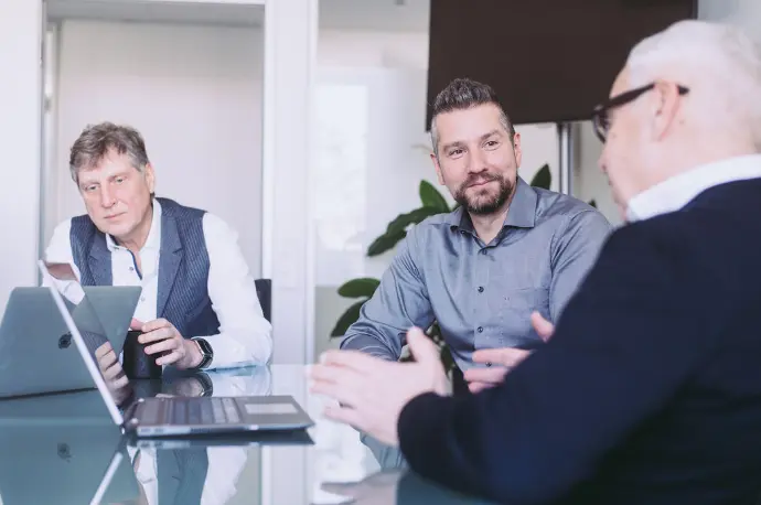 Team von Dr. Wallner Engineering GmbH beim gemeinsamen Austausch im Büro