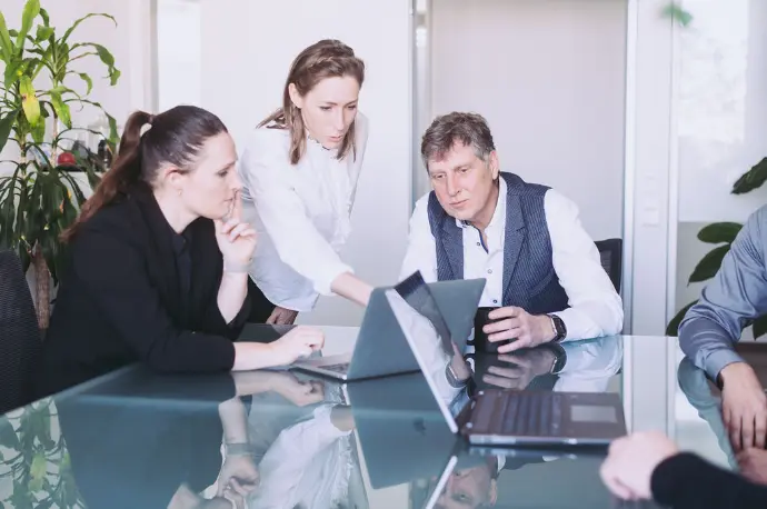 Kolleginnen und Kollegen von Dr. Wallner Engineering GmbH arbeiten gemeinsam an einem Projekt