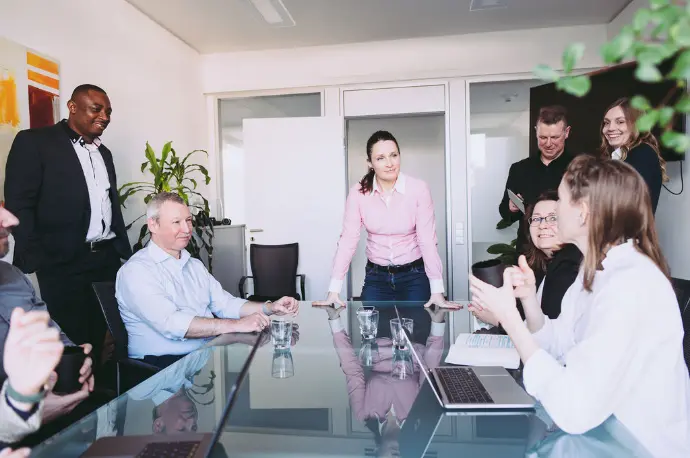 Mitarbeiterinnen und Mitarbeiter von Dr. Wallner Engineering GmbH in einer Besprechung